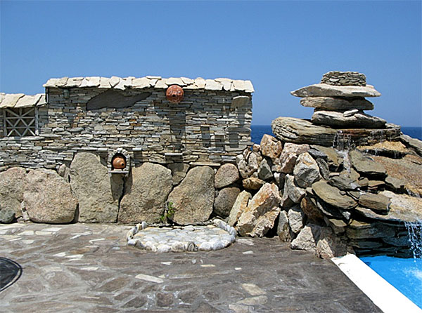 Denna utsmyckning inhägnar poolen på Cavos Bay i Armenistis på Ikaria.