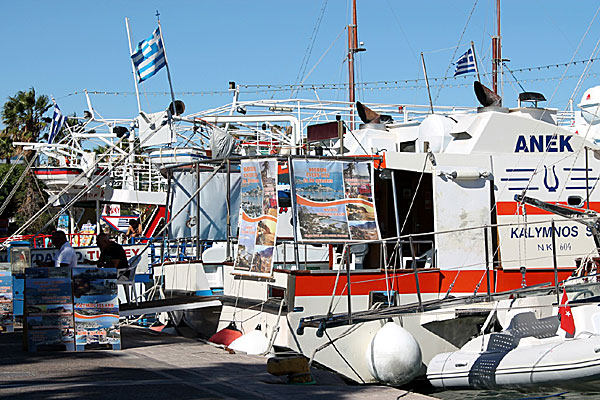 Utflyktsbåtar till Pserimos och Kalymnos i hamnen på Kos.