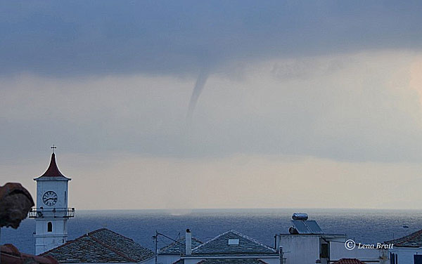 Oväder med regn och tromb på Skopelos.