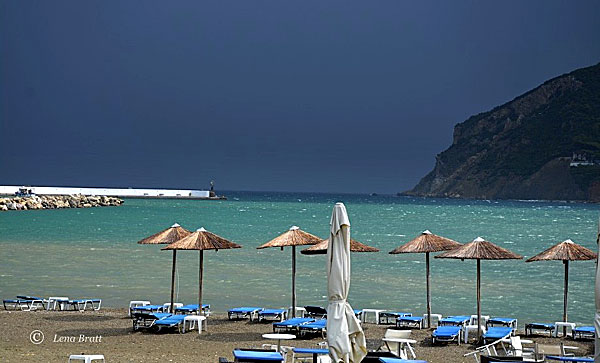 Stranden i Skopelos stad.