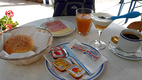 Frukost. Hotel Eleni Beach. Tilos.