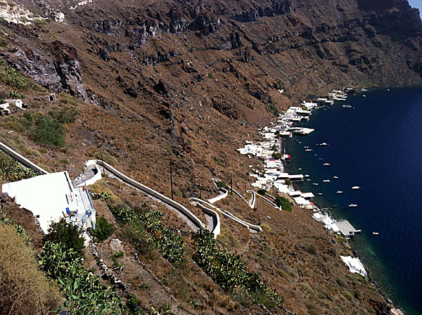 Korfosstranden med åsnestigen ner, bilden tagen från Taverna Panorama.