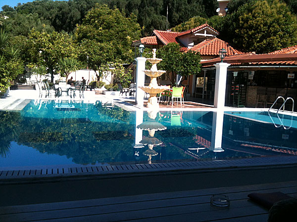 Poolen på Hotel Bacoli. i Parga