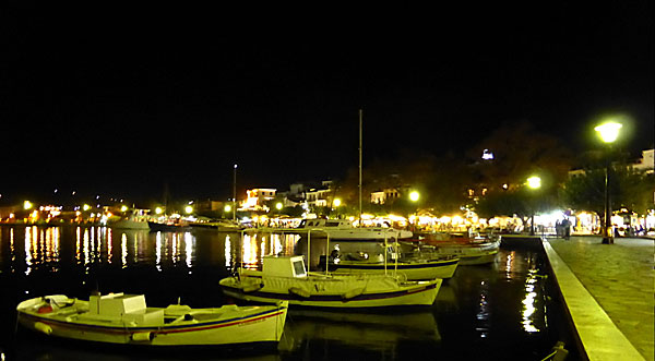 Skopelos stad. Hamnpromenaden.