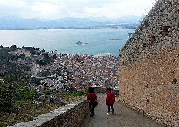 På väg ned från Palamides. Utsikten över Nafplio är hänförande.