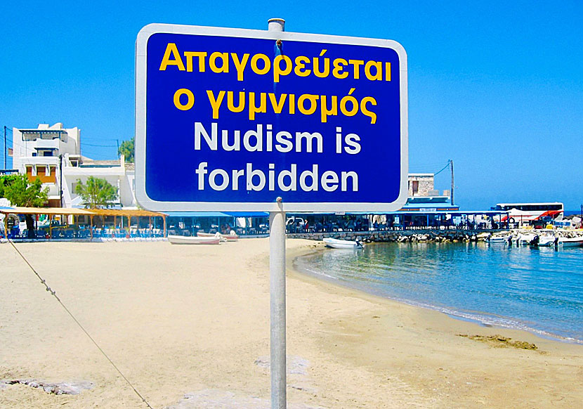 Nudism is forbidden på Apollonas beach på Naxos i Grekland.